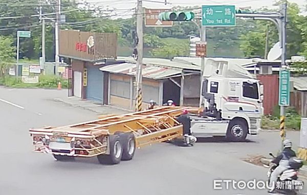 ▲桃園市楊梅區幼獅路二段本月11日上午8時許，1輛聯結車右轉時，後方女騎士閃避不及，被內輪差掃到差點輾過。（圖／記者沈繼昌翻攝）