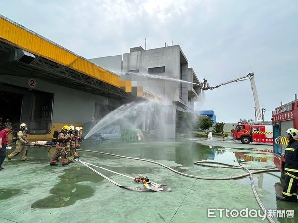 ▲台南市消防局13日於廣吉食品股份有限公司後壁廠，辦理火災初期自主應變演練，市長黃偉哲也特別親自主持企業義消授旗成軍儀式並頒贈感謝狀。（圖／記者林悅翻攝，下同）