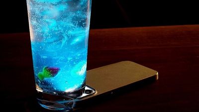 吃飯禁滑手機神器！藍色沙瓦杯「杯底有凹槽」　拿手機又會倒