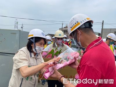 溫馨母親節　市長夫人送花感謝台南做工行善志工助弱修屋