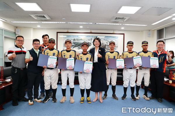 ▲南投縣空手道東亞錦標賽再創佳績、三光國中棒球隊也獲斗六市長盃冠軍，分獲縣長許淑華勉勵。（圖／南投縣政府提供）