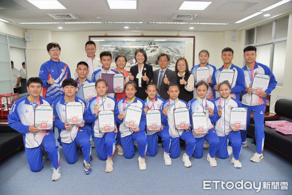 ▲南投縣空手道東亞錦標賽再創佳績、三光國中棒球隊也獲斗六市長盃冠軍，分獲縣長許淑華勉勵。（圖／南投縣政府提供）