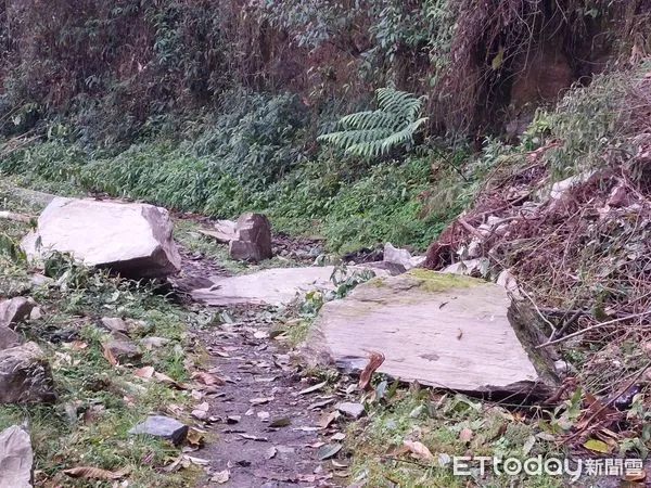 ▲人倫林道18K處於5月10日出現落石情形。（圖／南投林區管理處提供）
