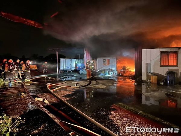 桃園市新屋區聚賢路一處汽車烤漆廠，今天（14日）凌晨近3時發生火警，所幸無人傷亡。（圖／記者沈繼昌翻攝）