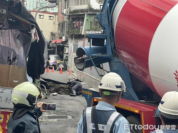 ▲台北市信義區崇德街工地意外造成天坑，台北市議員許淑華趕赴現場，並與結構技師進入民宅關心安全問題▼           。（圖／翻攝許淑華臉書）