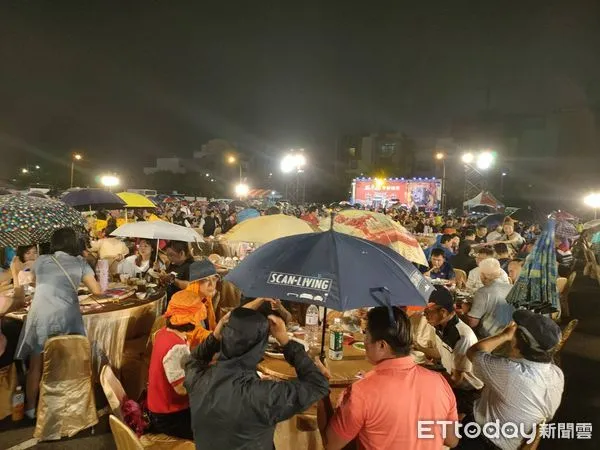 ▲台南安平開台天后宮今晚舉辦平安福宴席開300桌，惟突然下雨，千人穿雨衣、撐傘繼續呷桌，蔚為奇觀。（圖／記者林悅翻攝，下同）