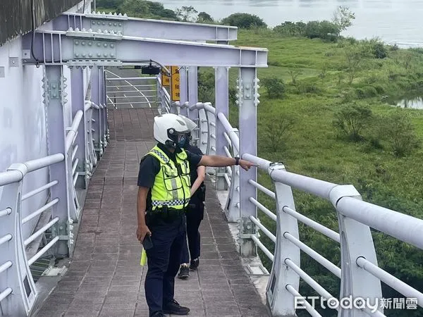 ▲▼新北女自新北大橋墜落，警方到場採集跡證             。（圖／記者陳以昇翻攝）