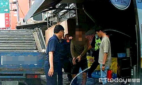 ▲▼身背3案遭通緝的邱男打零工搬貨時被機警員警認出。（圖／吉安警分局提供，下同）