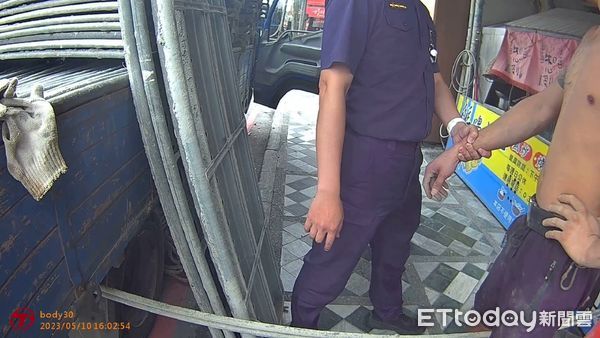 ▲▼身背3案遭通緝的邱男打零工搬貨時被機警員警認出。（圖／吉安警分局提供，下同）