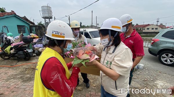 ▲台南做工行善團14日母親節，前往學甲區完成第211戶房屋修繕相關作業，市長夫人劉育菁女士，特別代表黃偉哲市長帶來康乃馨慰勞志工。（圖／記者林悅翻攝，下同）