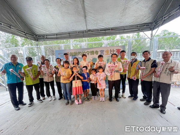 ▲台南市長黃偉哲前往頑皮世界野生動物園出席「2023做動物的守護者寫生比賽」，他拿起筆刷為壁畫牆上的長頸鹿等動物上色，象徵為動物們生命增添色彩。（圖／記者林悅翻攝，下同）