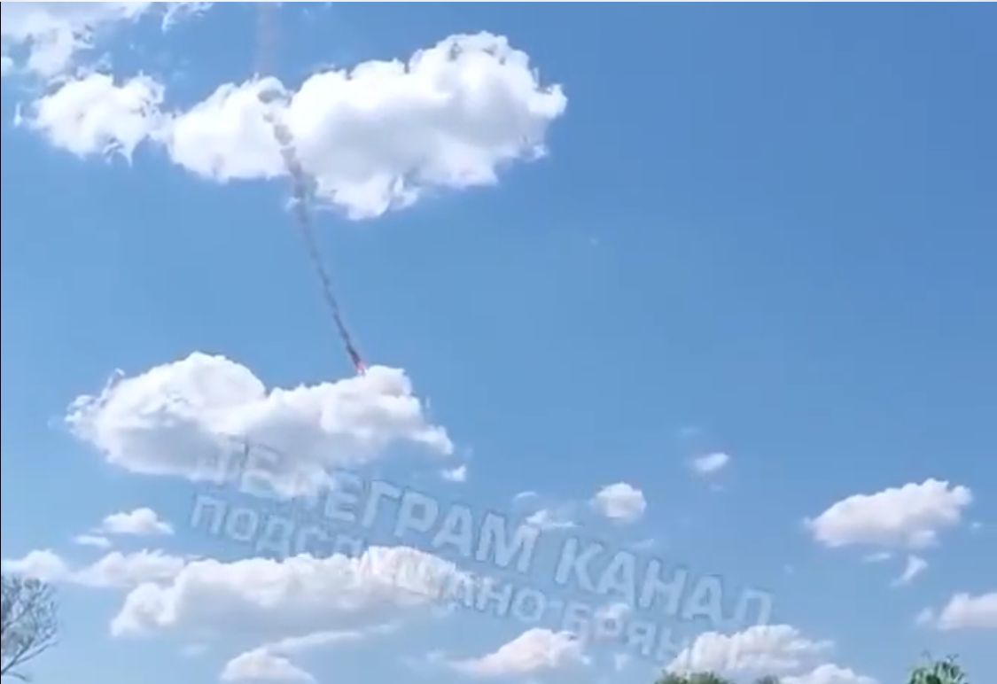 俄罗斯两士兵演习时着陆失败，不幸从十几米高空摔落甲板身亡_凤凰网视频_凤凰网