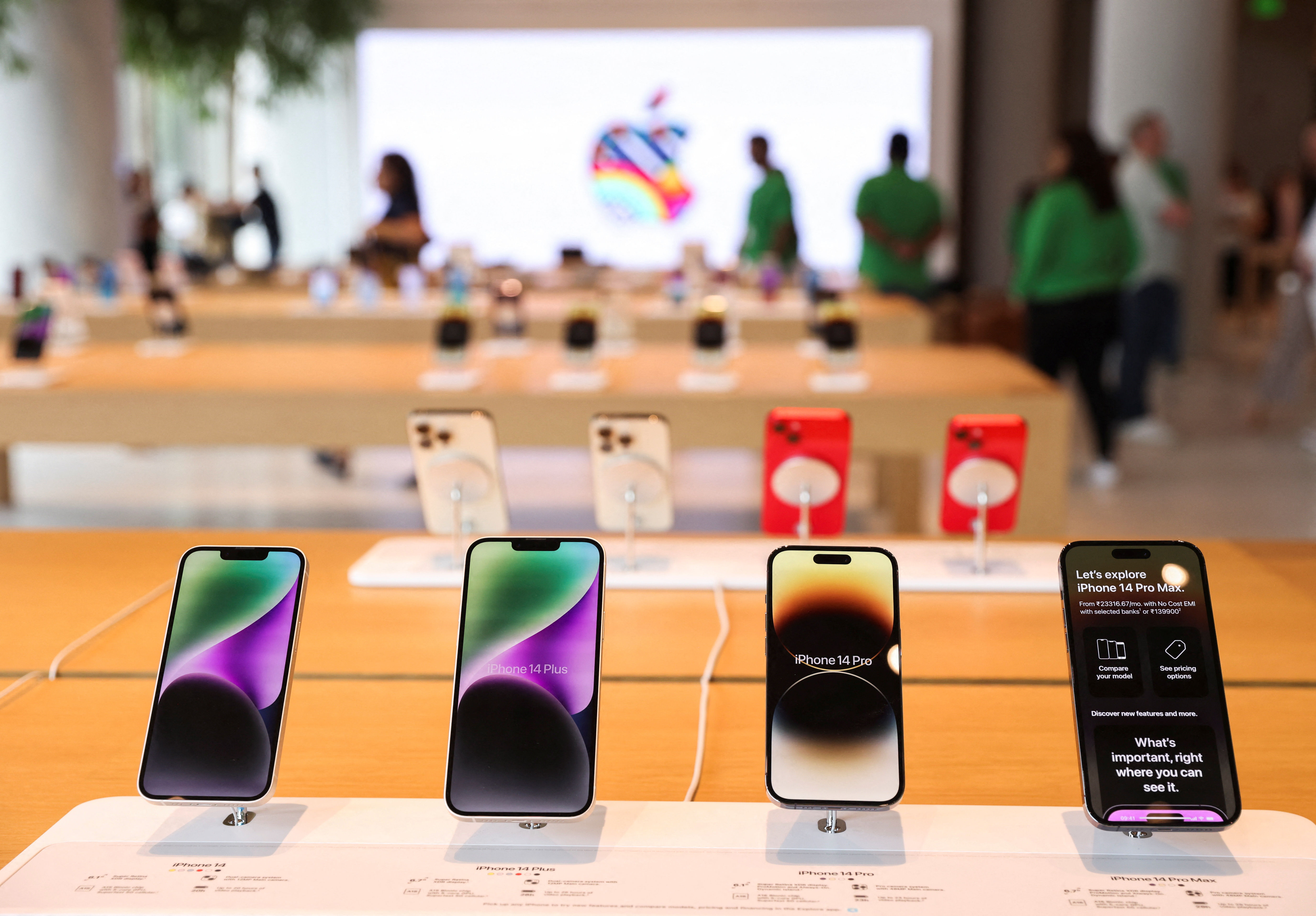 ▲印度一家Apple零售店展示iPhone。（圖／路透）