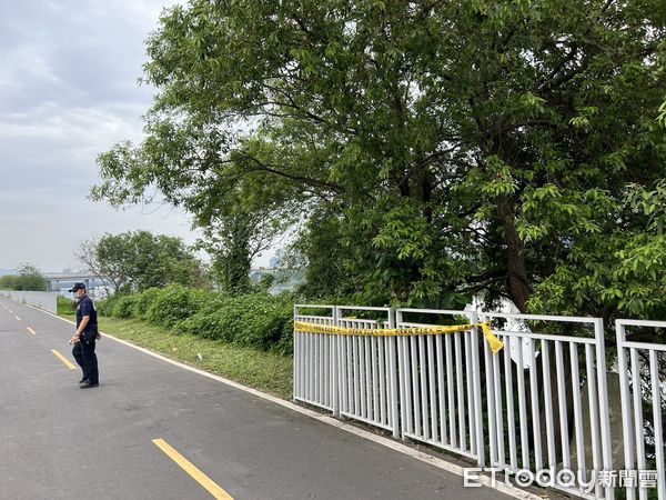 ▲▼運動民眾在新月橋下發現死亡超過10日的浮屍             。（圖／記者陳以昇翻攝）