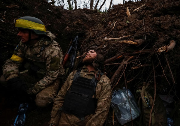 ▲▼烏克蘭軍人在前線城市巴赫姆特（Bakhmut）附近戰鬥後休息。（圖／路透）