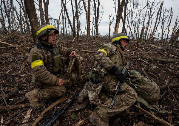 ▲▼烏克蘭軍人在前線城市巴赫姆特（Bakhmut）附近戰鬥後休息。（圖／路透）