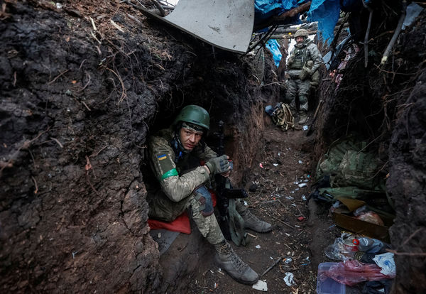 ▲▼烏克蘭軍人在前線城市巴赫姆特（Bakhmut）附近戰鬥後休息。（圖／路透）