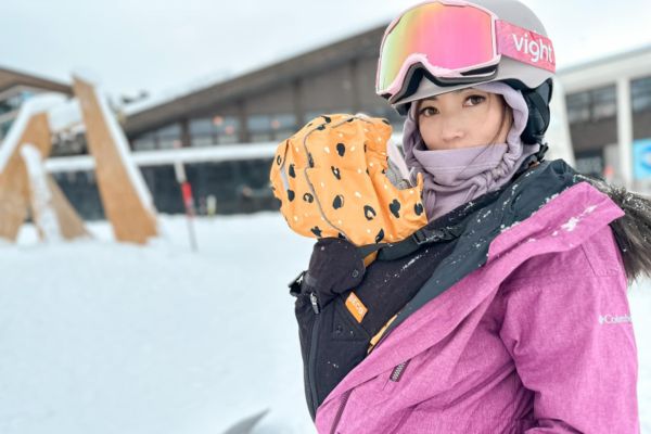 網紅「林叨因仔」的七寶媽將年幼孩子背在胸前滑雪，引發抨擊。（翻攝自林叨因仔臉書）