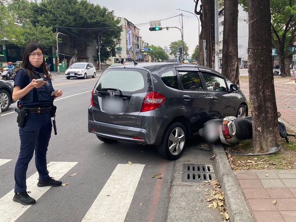 ▲▼高雄老翁斑馬線糟左轉車擦撞 。（圖／記者賴文萱翻攝）