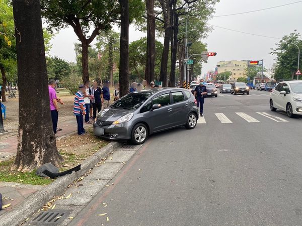 ▲▼高雄老翁斑馬線糟左轉車擦撞 。（圖／記者賴文萱翻攝）