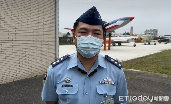 ▲空軍第一聯隊陳姓下士因公殉職，第一聯隊政戰主任邱首順指出，目前空軍總部已成立專案小組，聯隊也會全力配合憲兵隊、檢察官的調查，並協助家屬辦理後事及撫恤事宜。（圖／記者林悅翻攝，下同）