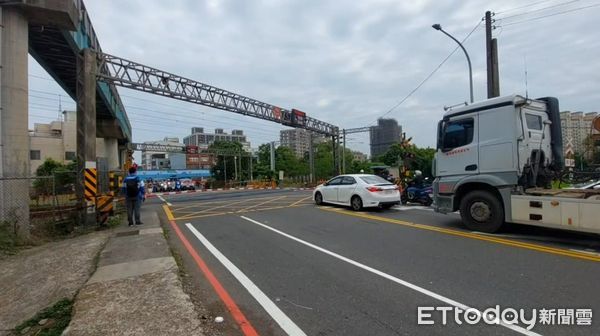 ▲▼桃園垃圾車闖平交道，現場空景。（圖／記者楊淑媛翻翻攝