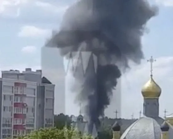 ▲▼  俄羅斯西部布揚斯克（Bryansk）13日地區一架直升機墜毀冒煙。（圖／路透）