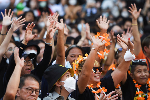 ▲▼泰國親民主政黨前進黨（Move Forward）的支持者在選前造勢活動上舉出象徵泰國反政府示威的「三指禮」手勢。（圖／路透）