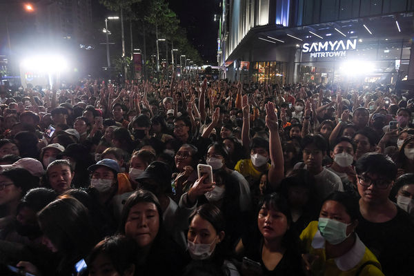 ▲▼泰國親民主政黨前進黨（Move Forward）的支持者在選前造勢活動上舉出象徵泰國反政府示威的「三指禮」手勢。（圖／路透）