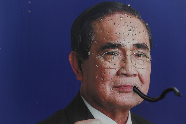 ▲▼張貼在曼谷的泰國總理帕拉育（Prayuth Chan-ocha）競選海報，在5月14日泰國舉行國會大選前遭到破壞。（圖／路透）