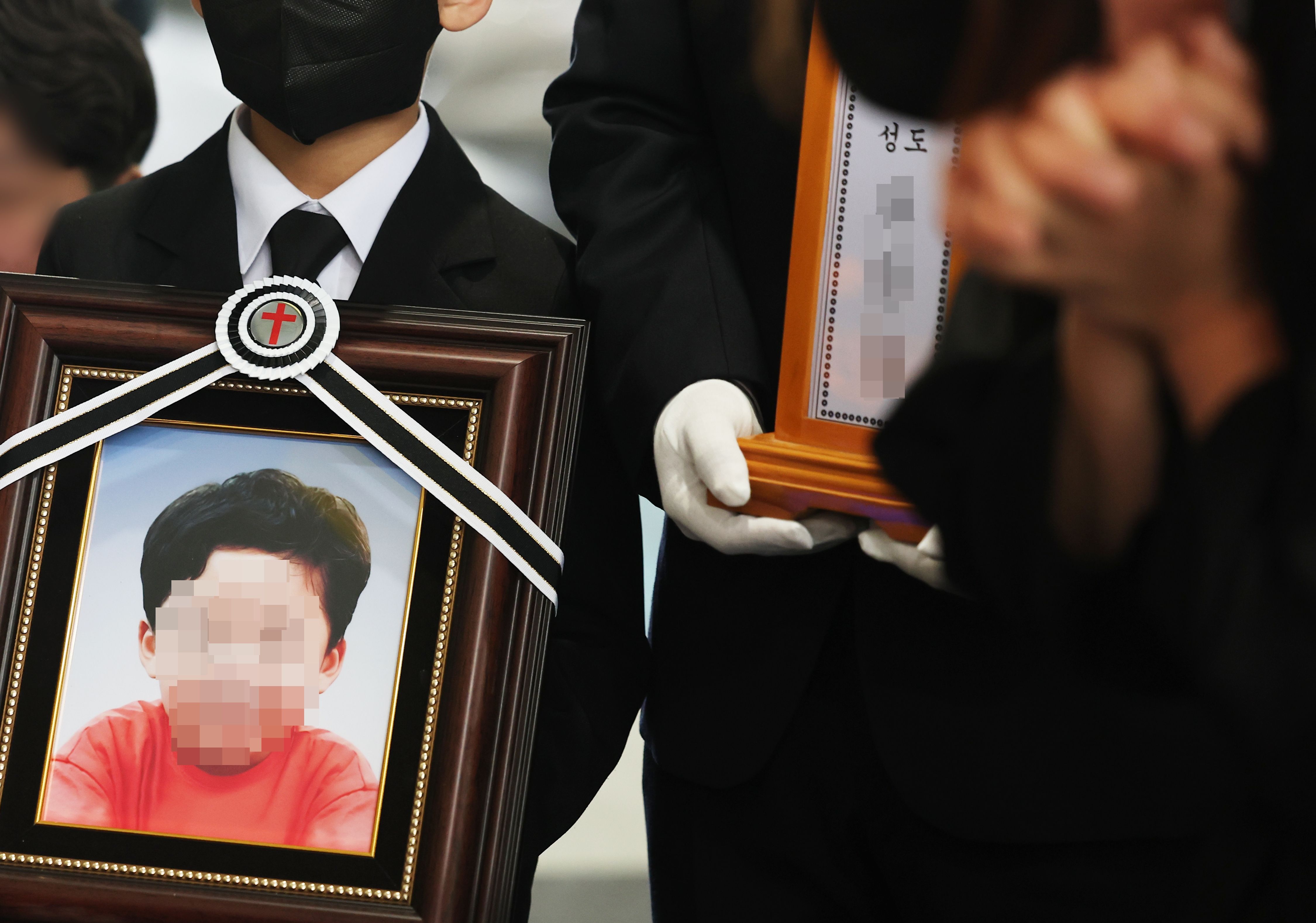 ▲▼南韓一名年僅8歲的男童過馬路時，遭違反號誌燈的公車撞死，14日舉辦告別式。（圖／達志影像／newscom）