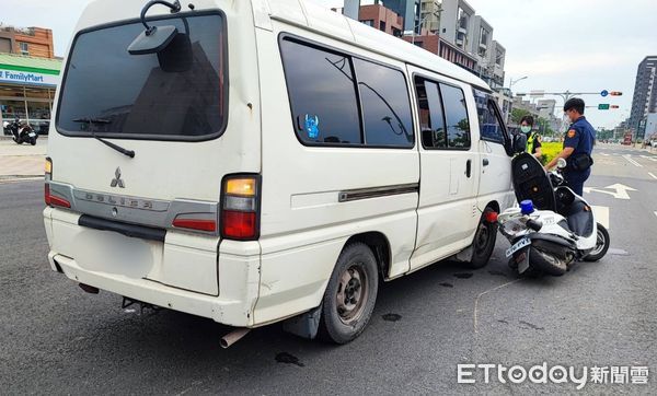 ▲▼             苗栗員警執行勤務時闖紅燈，遭廂型車撞飛。（圖／記者蔡文淵翻攝）