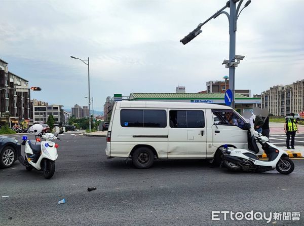 ▲▼             苗栗員警執行勤務時闖紅燈，遭廂型車撞飛。（圖／記者蔡文淵翻攝）