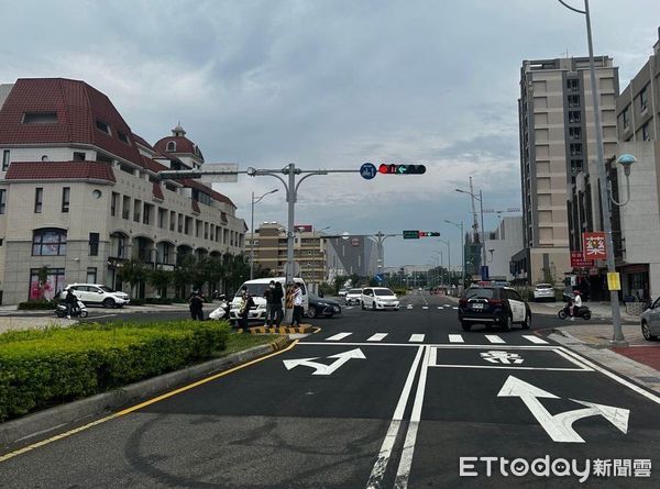 ▲▼             苗栗員警執行勤務時闖紅燈，遭廂型車撞飛。（圖／記者蔡文淵翻攝）