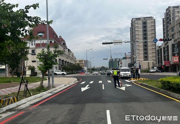 ▲▼             苗栗員警執行勤務時闖紅燈，遭廂型車撞飛。（圖／記者蔡文淵翻攝）