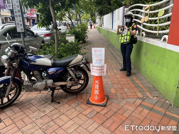 ▲▼違停,行人地獄,警察,違規。（圖／記者許權毅翻攝）