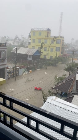 ▲▼颶風摩卡14日侵襲緬甸若開邦首府實兌，建築物屋頂被掀開、洪水灌爆街頭。（圖／路透）