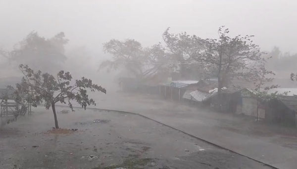 ▲▼颶風摩卡14日侵襲緬甸若開邦首府實兌，建築物屋頂被掀開、洪水灌爆街頭。（圖／路透）
