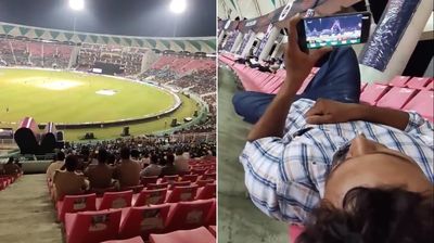人在現場看球「還拿手機看同場比賽轉播」　網開酸：去球場意義在哪？