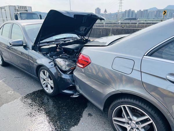 ▲陳冠霖被後車撞上，安全氣囊都爆開。（圖／翻攝自臉書／陳冠霖牛仔部落格）