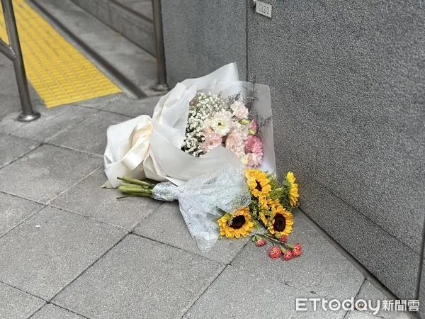 ▲不捨中捷罹難者林淑雅！民眾豐樂公園站外擺放鮮花追悼。（圖／記者白珈陽攝）