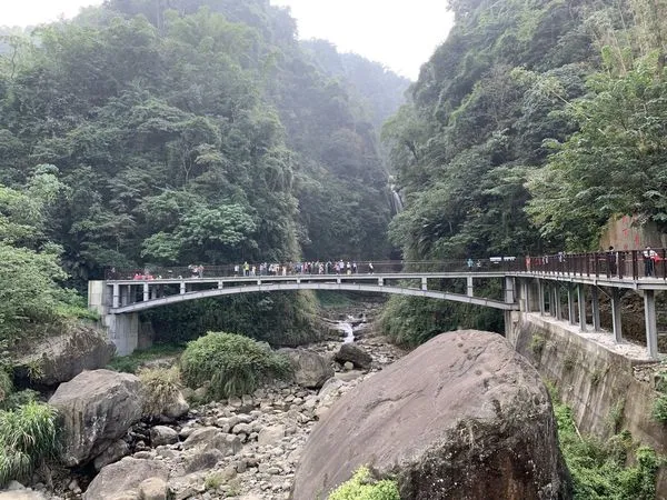 ▲▼竹山「第一美瀑」瑞龍瀑布乾巴巴水只剩一半…遊客數卻驚人創新高。（圖／南投縣府）