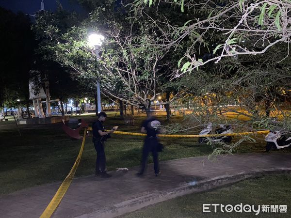 ▲▼板橋音樂公園男子自縊，警消剪斷童軍繩救人，送醫已恢復心跳，但仍意識不清             。（圖／記者陳以昇翻攝）