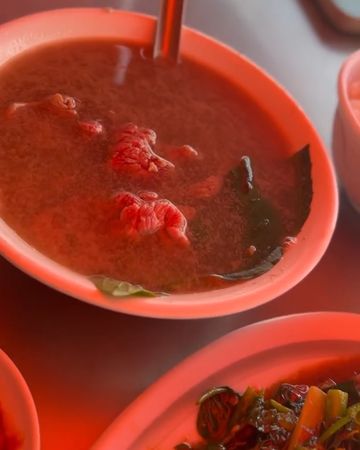 ▲AKIRA分享在小吃店裡吃的牛肉湯。（圖／翻攝自Instagram／EXILE AKIRA）