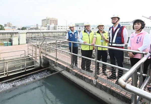 ▲張善政視察平鎮淨水場，管線改善工程順利陸續恢復供水