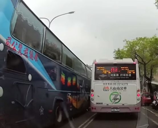 ▲1部府城客運大台南公車，與一輛遊覽車並行，公車突然超到遊覽車前面時，還向左鬼切硬超車，結果跟遊覽車發生擦撞，造成遊覽車駕駛受傷送醫。（圖／翻攝自台南大小事，下同）