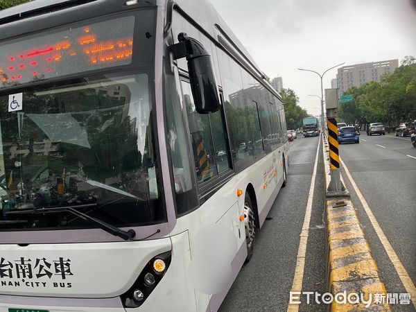 ▲公車在長榮路三段外側車道欲變換至內側車道時，與同向內側車道遊覽車不慎擦撞，致生交通事故，一分局案發後員查處。（圖／記者林悅翻攝，下同）