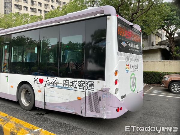 ▲公車在長榮路三段外側車道欲變換至內側車道時，與同向內側車道遊覽車不慎擦撞，致生交通事故，一分局案發後員查處。（圖／記者林悅翻攝，下同）