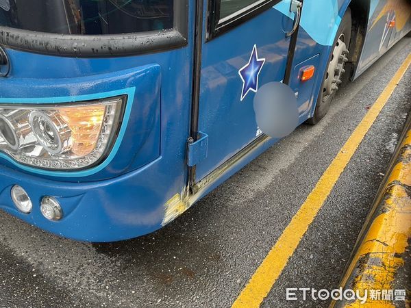 ▲公車在長榮路三段外側車道欲變換至內側車道時，與同向內側車道遊覽車不慎擦撞，致生交通事故，一分局案發後員查處。（圖／記者林悅翻攝，下同）