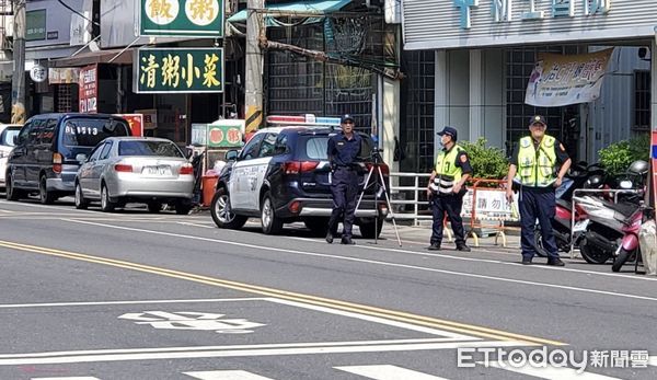 ▲▼             台南市警局進行路口不禮讓行人取締。（圖／記者林悅翻攝）